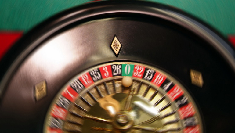 استمتع بتجربة مثيرة لألعاب موزعي الأوراق المباشرة في كازينو رويال فيجاس Royal Vegas Casino